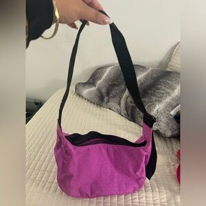 BAGGU MEDIUM CRESCENT - Extra Pink